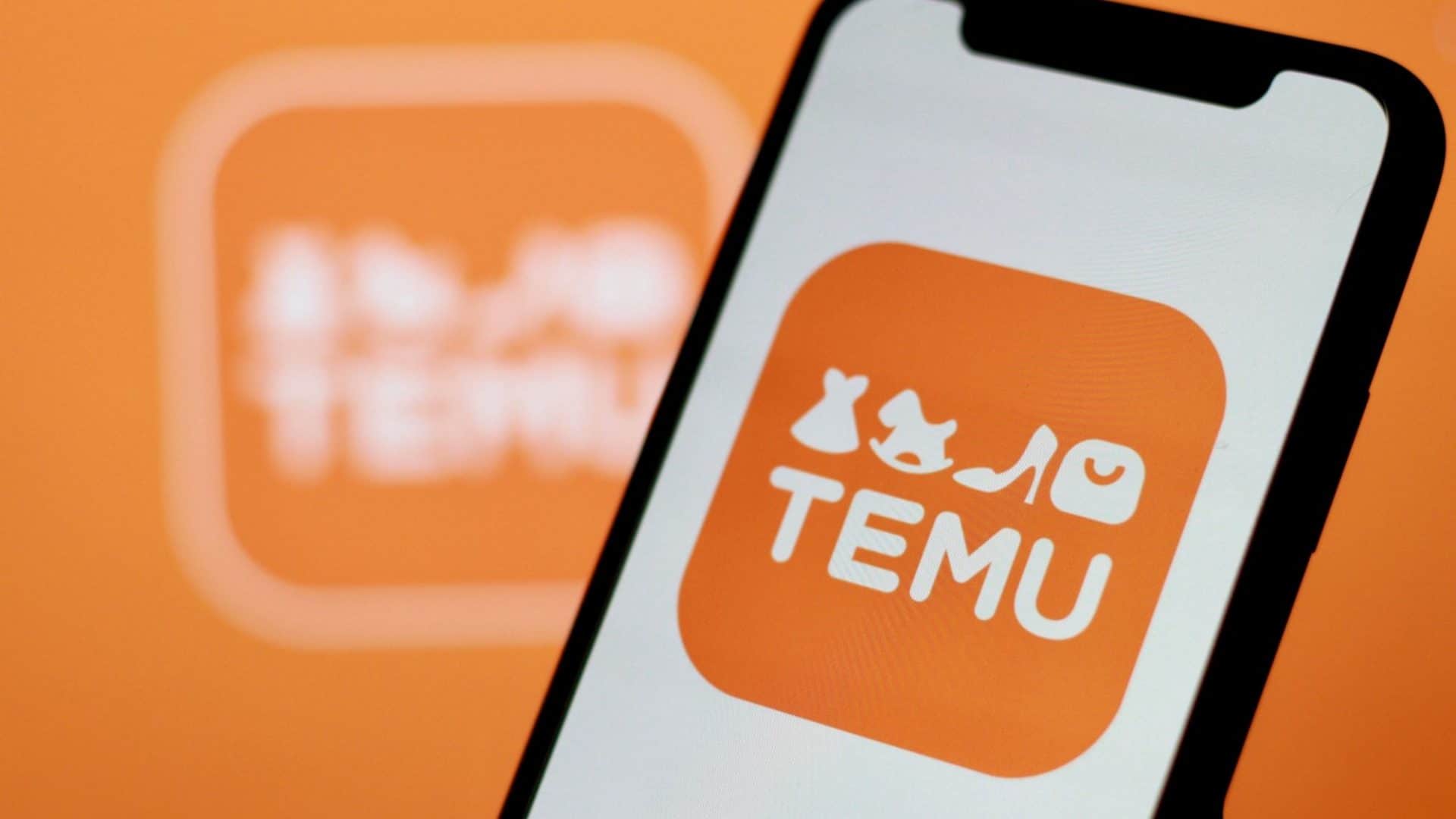 Logo da Temu em smartphone e no fundo da imagem, desfocado