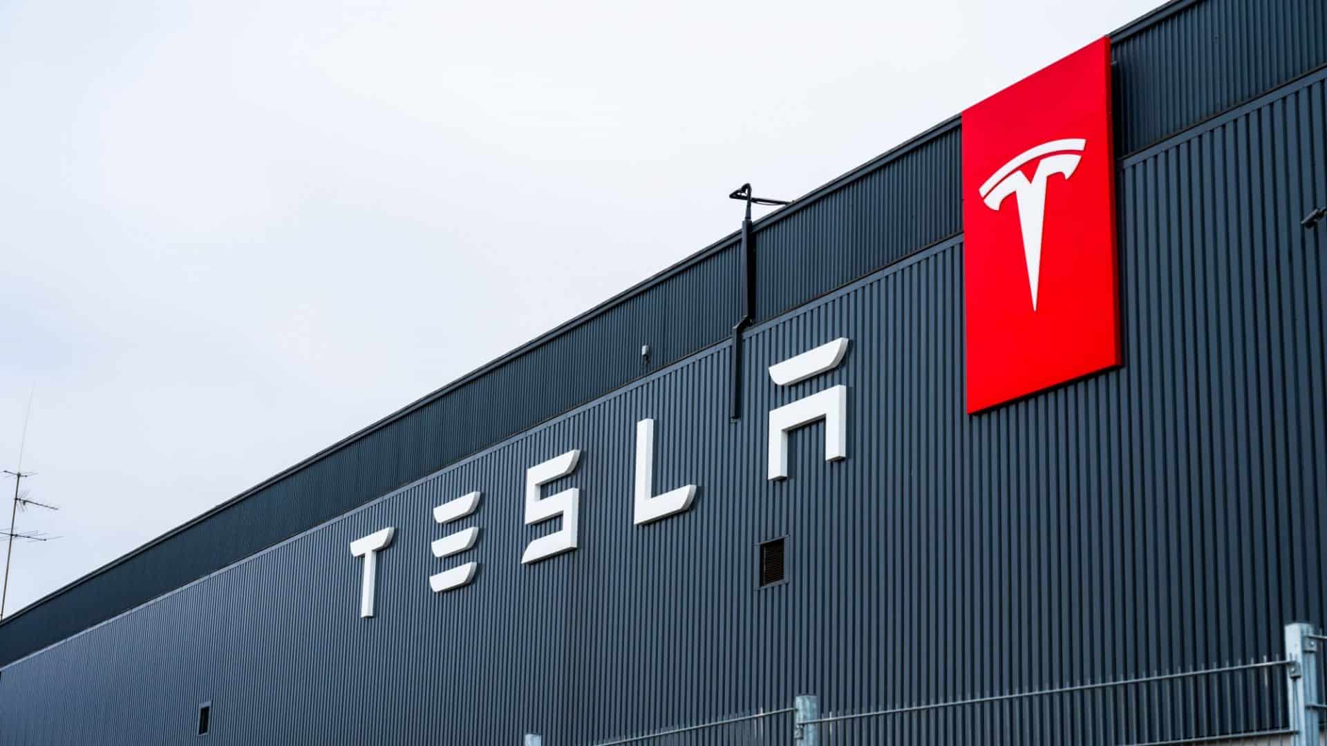 Fachada da Tesla exibindo o logo da empresa