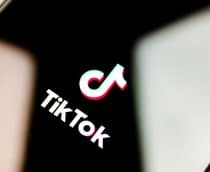 Logo do TikTok em um smartphone