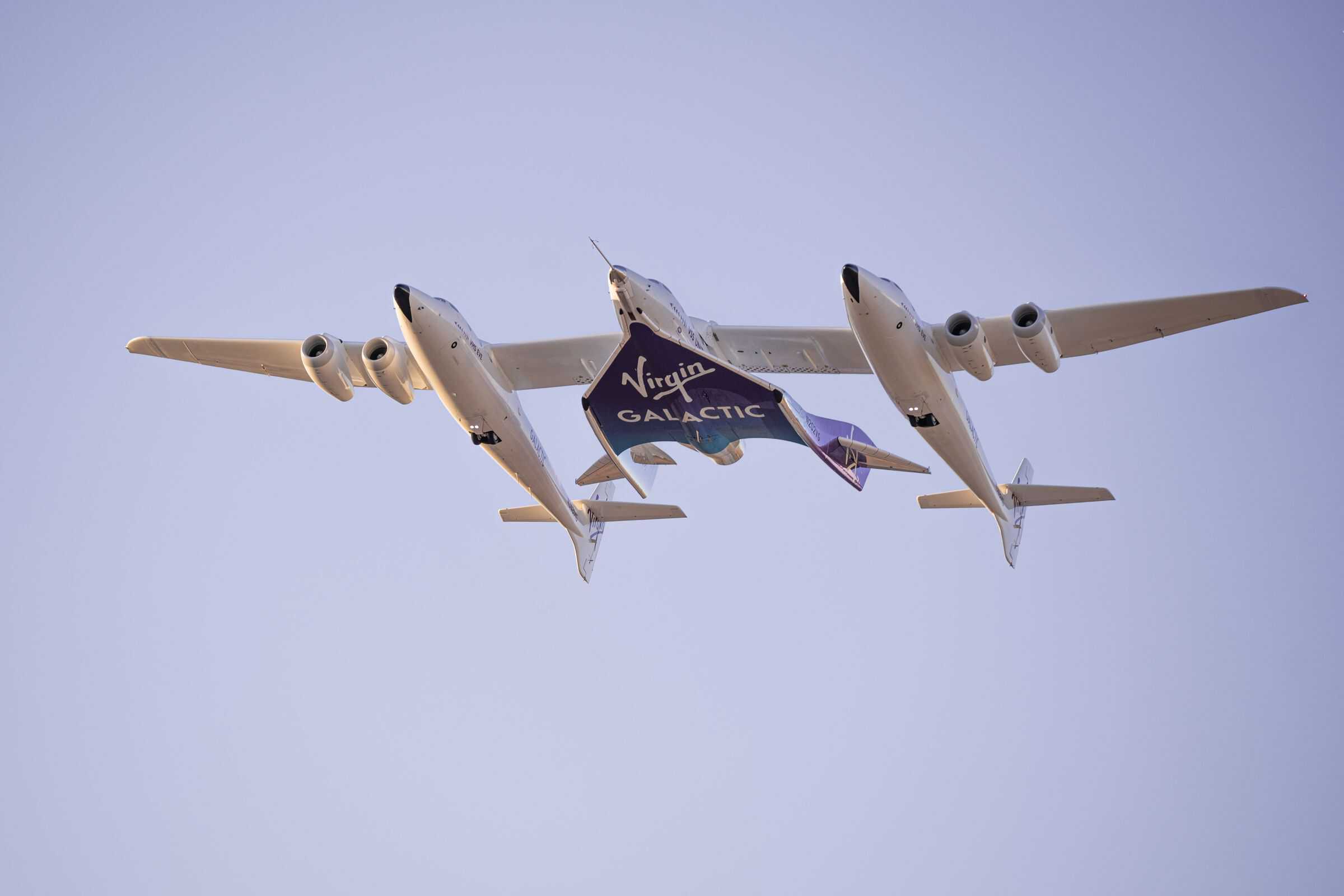 Uma imagem mostrando VSS Unity e VMS Eve da Virgin Galactic voando no céu