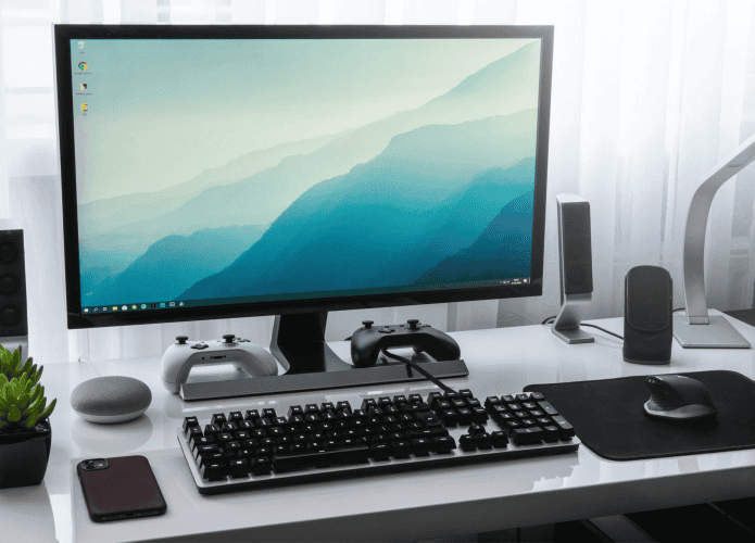 Imagem mostra o close-up de um set up/pc com sistema windows