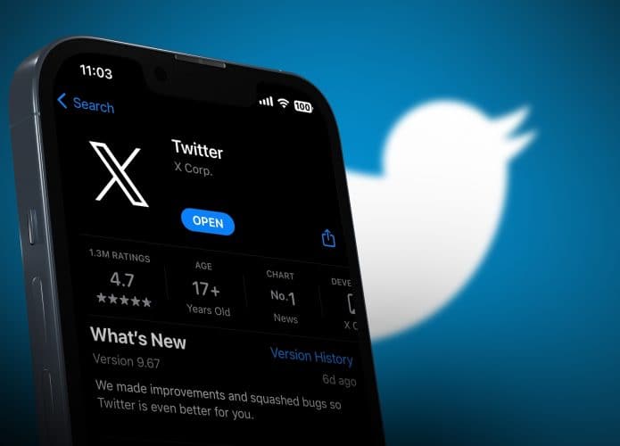 À esquerda, perfil do X na App Store, projetado em um smartphone; À direita, antigo logo do Twitter, o pássaro azul (no cado, branco em fundo azul-claro)