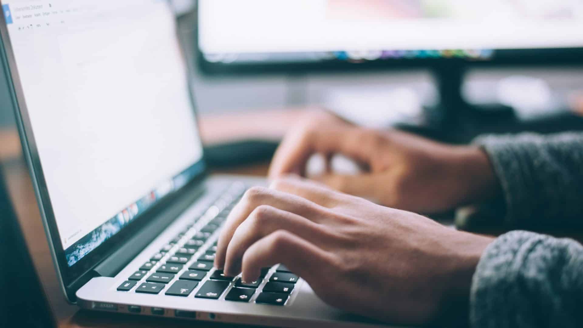 Atalhos no teclado para Windows via Glenn Carstens-Peters/Unsplash