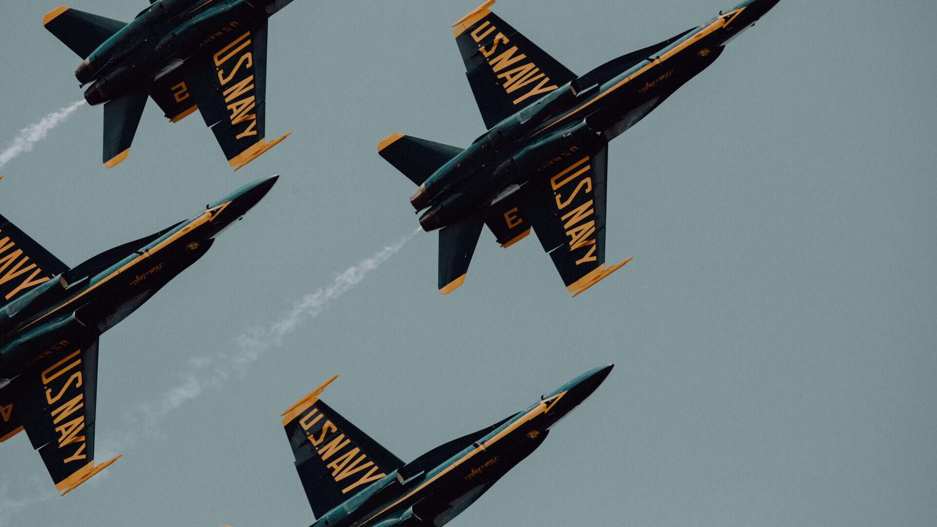 Avião de guerra via Conner Baker/Unsplash