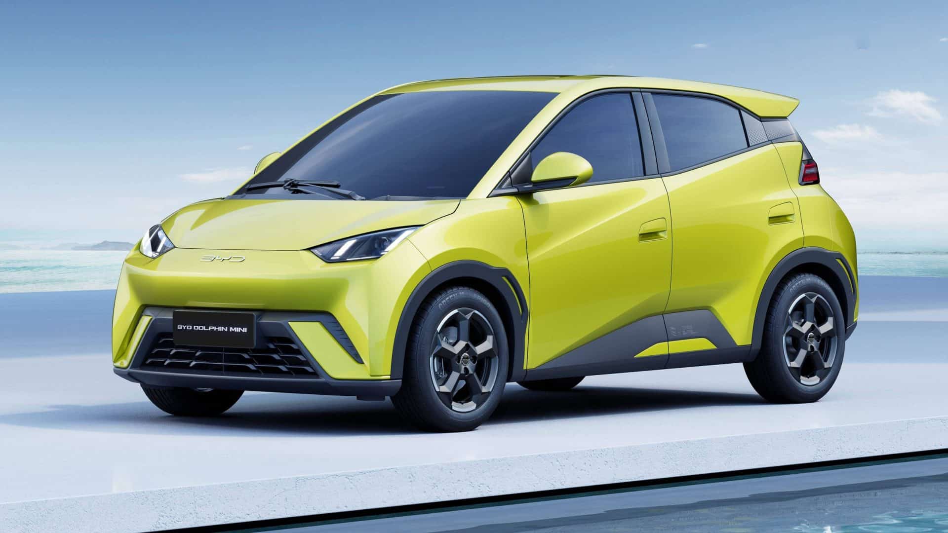 Imagem de perfil do BYD Dolphin Mini, em cor meio amarelada