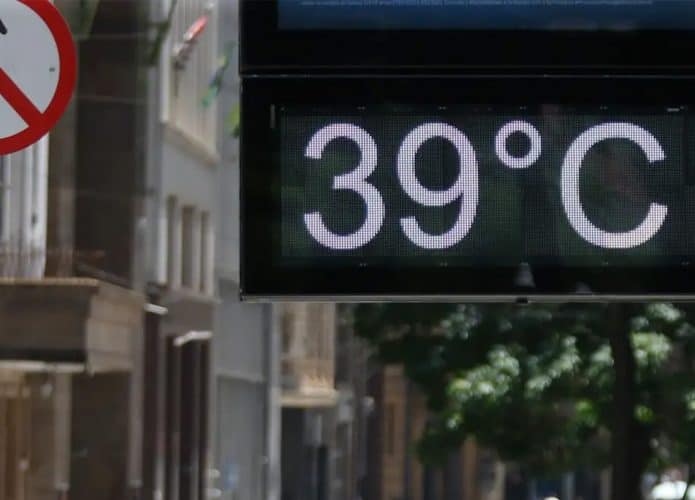 Termômetro na rua marcando 39 graus Celsius num dia quente numa cidade