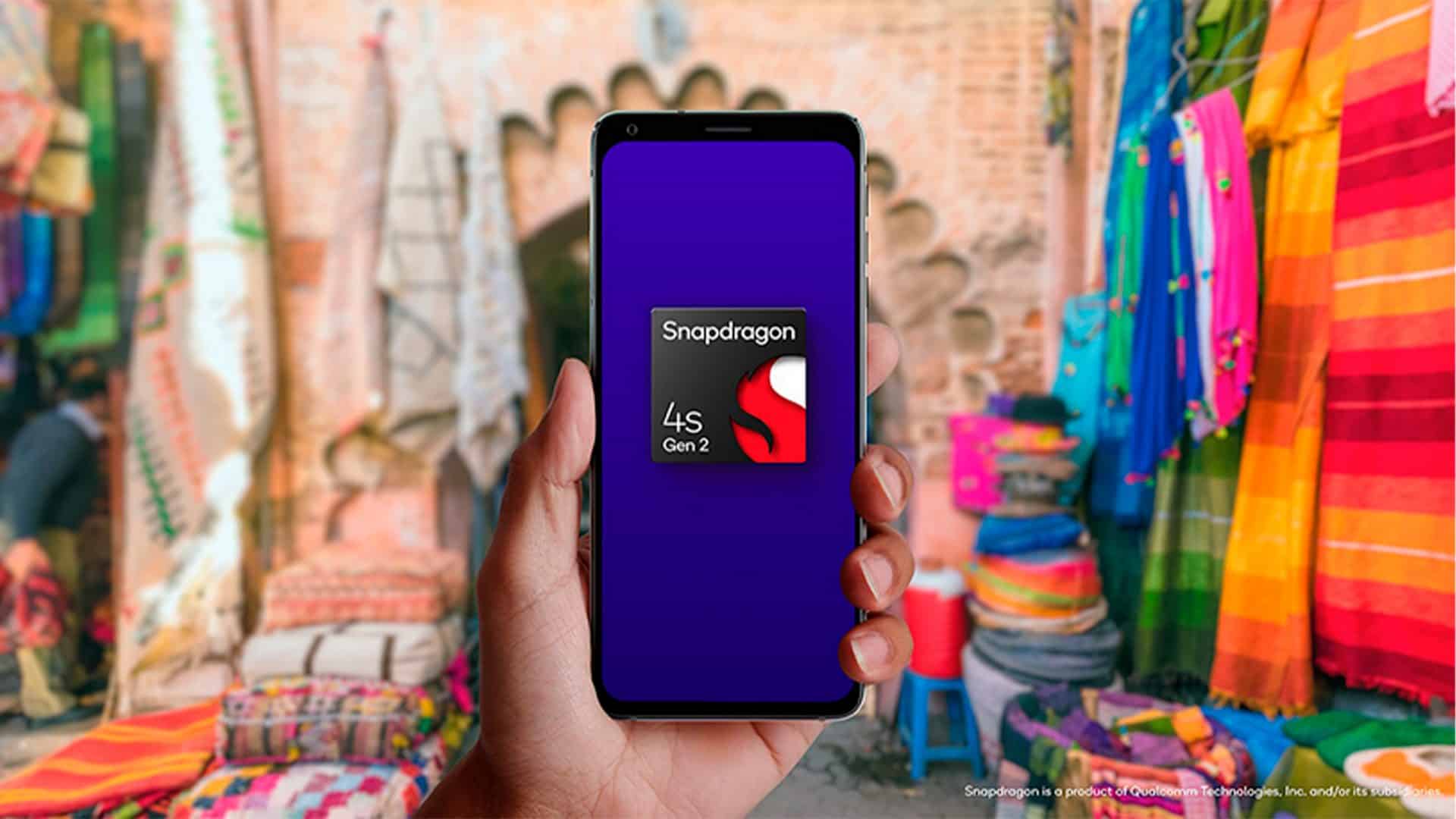 Montagem de pessoa segurando celular com desenho do chip Snapdragon 4s Gen 2, da Qualcomm, na tela