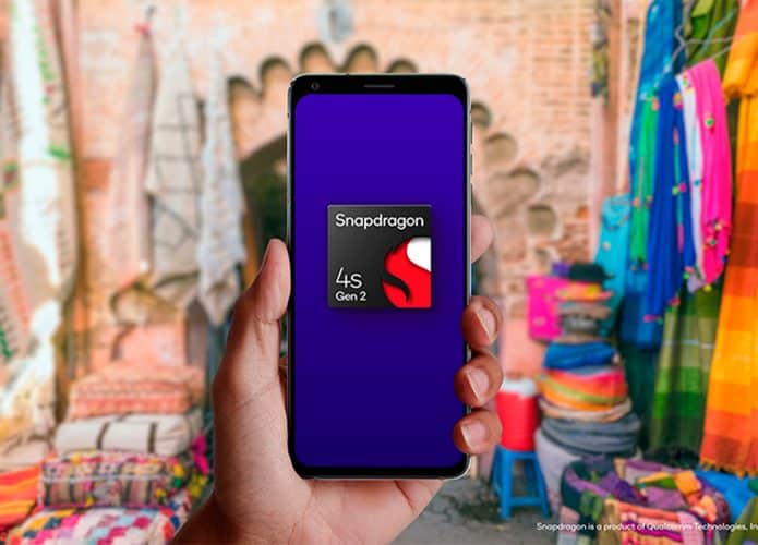 Montagem de pessoa segurando celular com desenho do chip Snapdragon 4s Gen 2, da Qualcomm, na tela