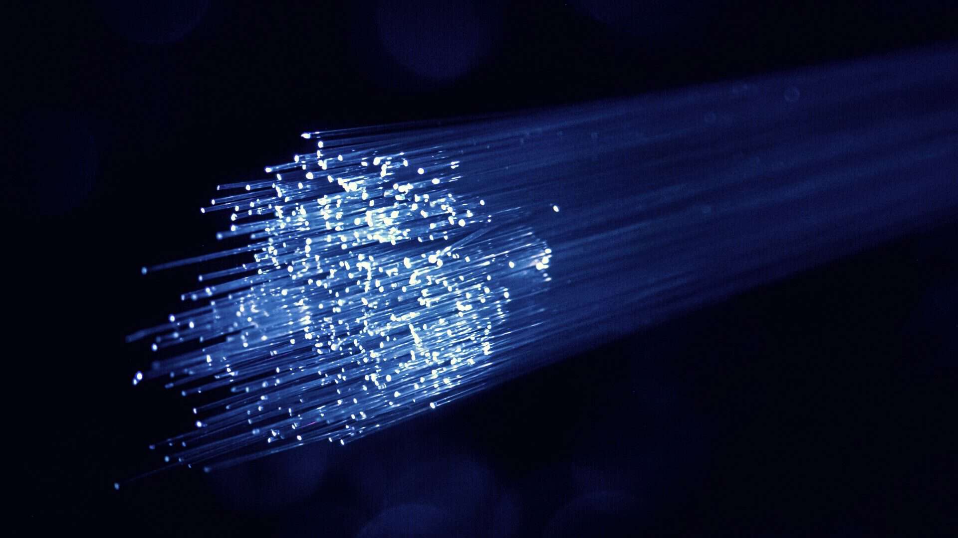 Como funciona a fibra óptica? Via Denny Muller/Unsplash