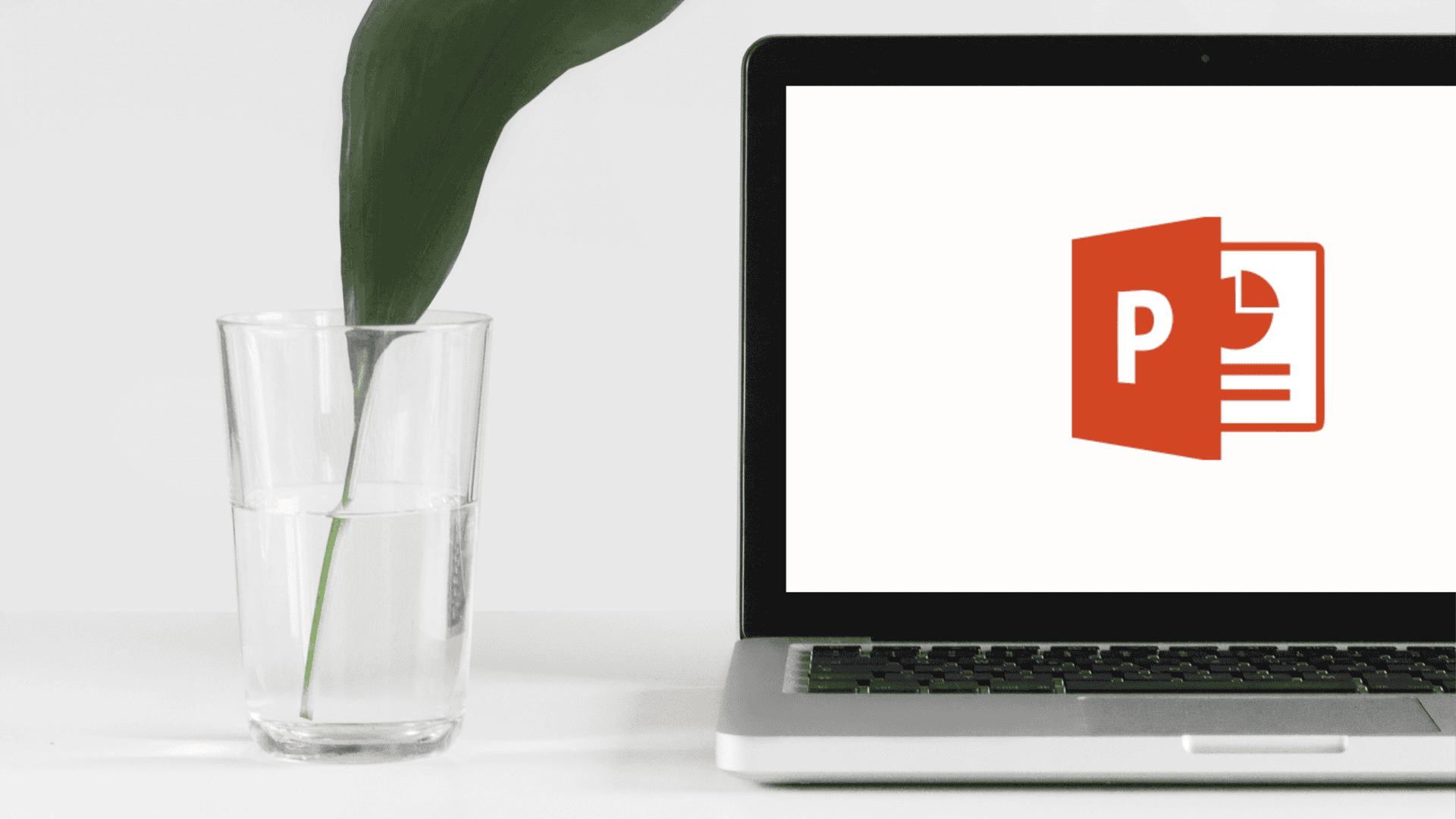 Computador com PowerPoint via Sarah Dorweiler/Unsplash