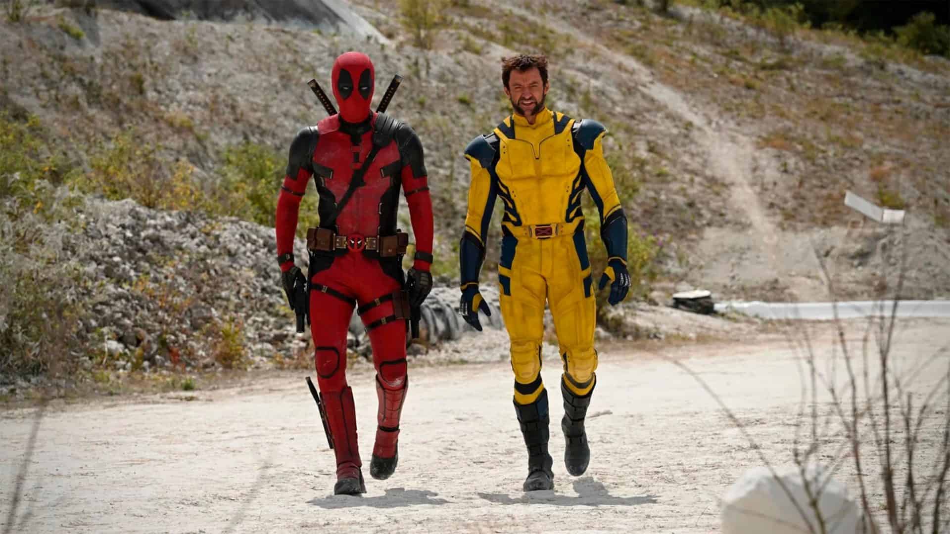 Deadpool e Wolverine andando em cena do filme Deadpool & Wolverine