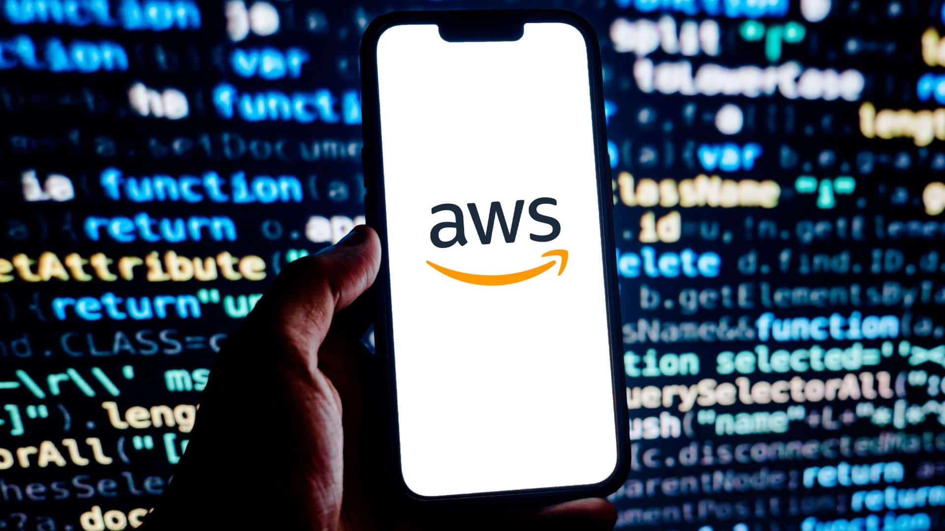 Pessoa segurando celular com logotipo do Amazon Web Services, braço da Amazon voltado para computação em nuvem