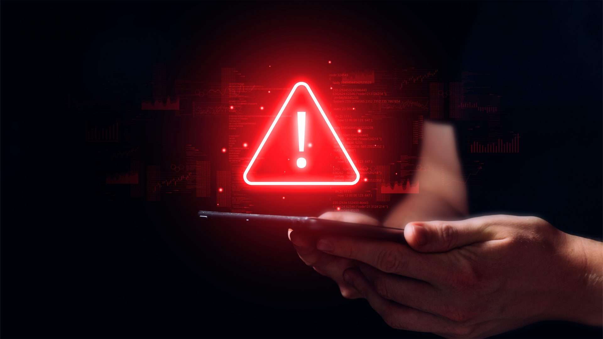 Pessoa usando celular com ilustração de sinal de alerta vermelho em cima do aparelho