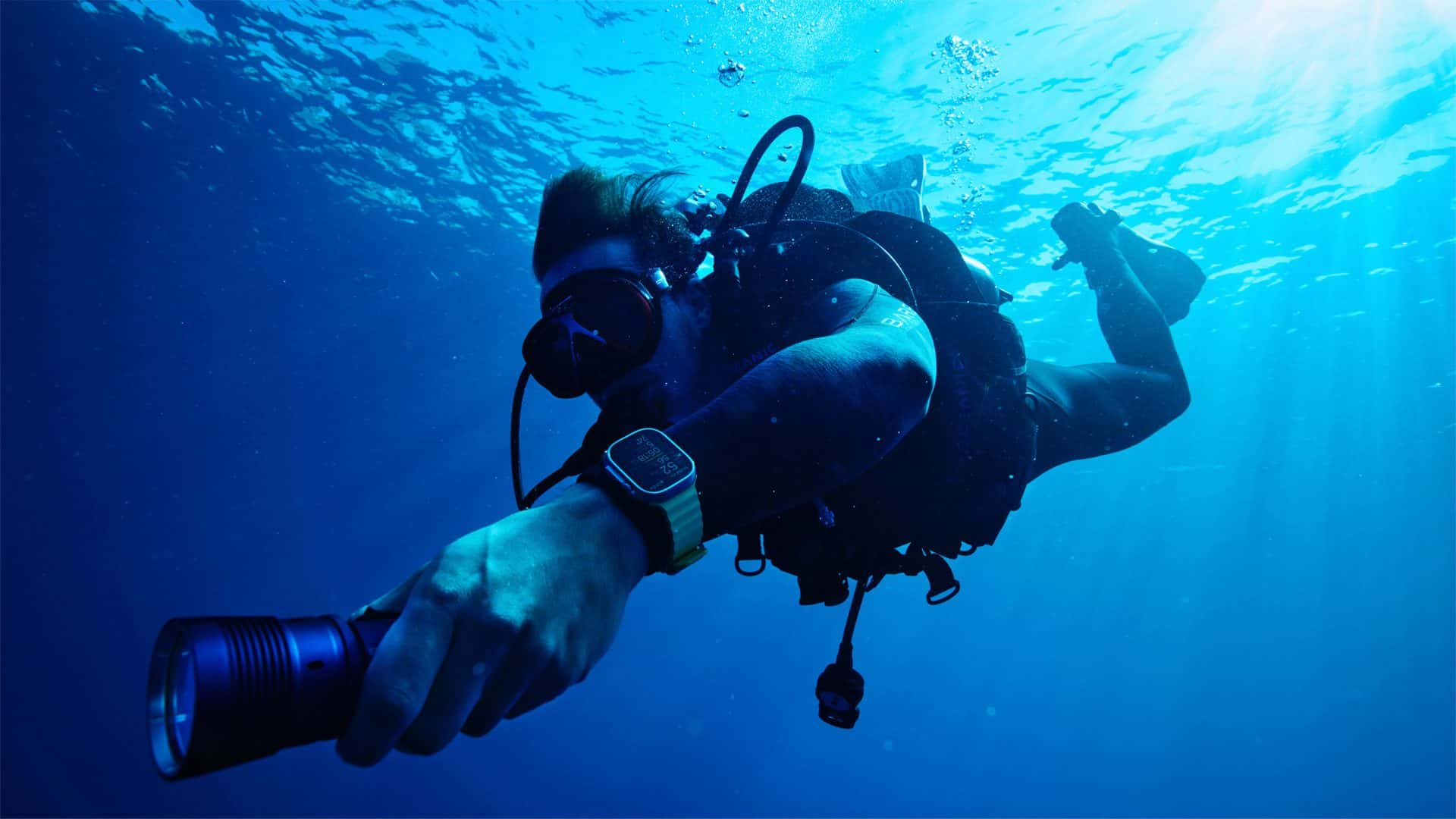 Mergulhador usando Apple Watch Ultra no oceano