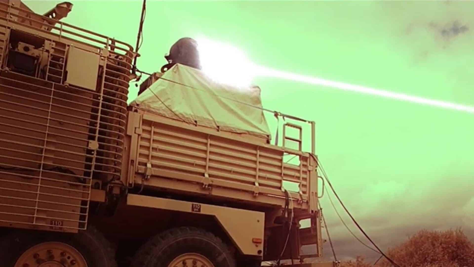 Momento de disparo de arma laser em cima de caminhão militar no Reino Unido