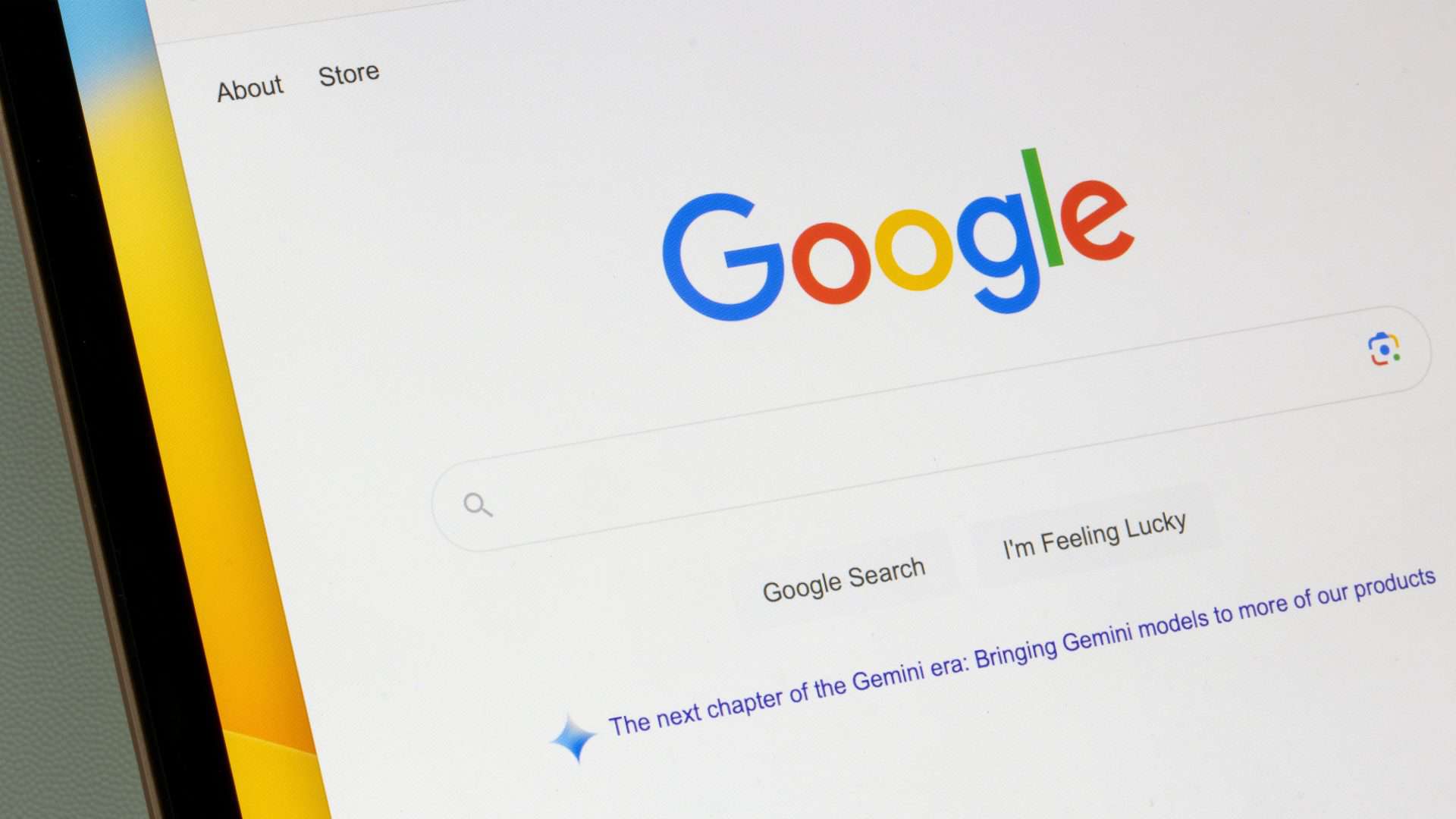 Busca do Google aberta num navegador num notebook