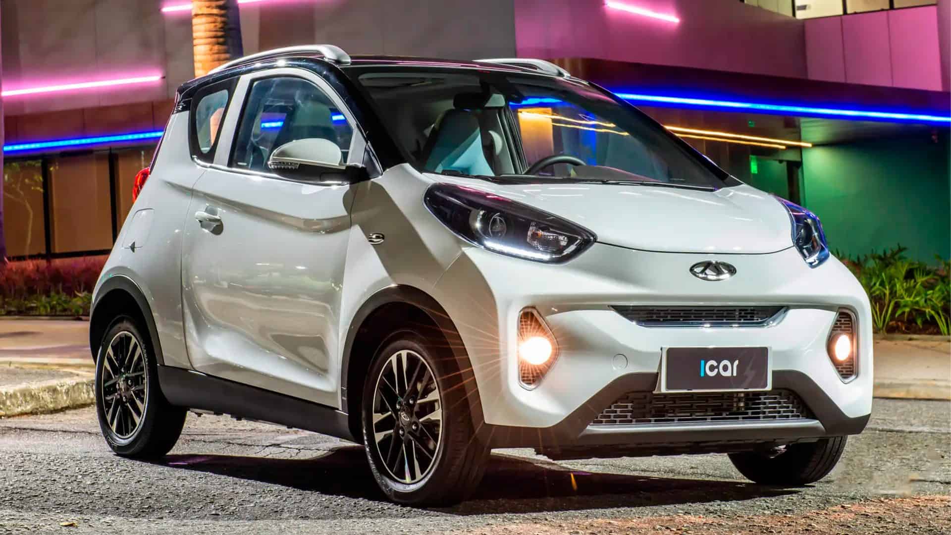 Carro elétrico iCar da Caoa Chery com faróis de milha acesos