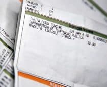 Contas de luz colocadas uma sobre a outra