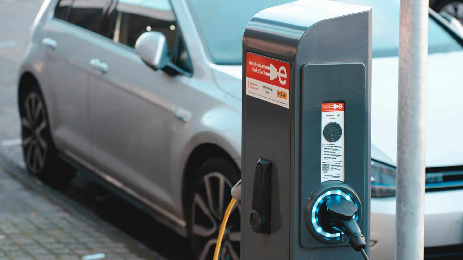 Estação de carregamento para carros elétricos via Ernest Ojeh/Unsplash