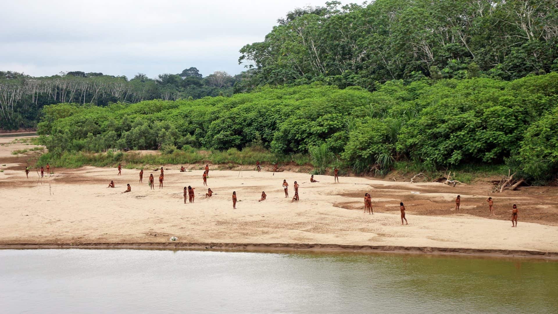 membros do povo indígena Mashco Piro à beira de um rio