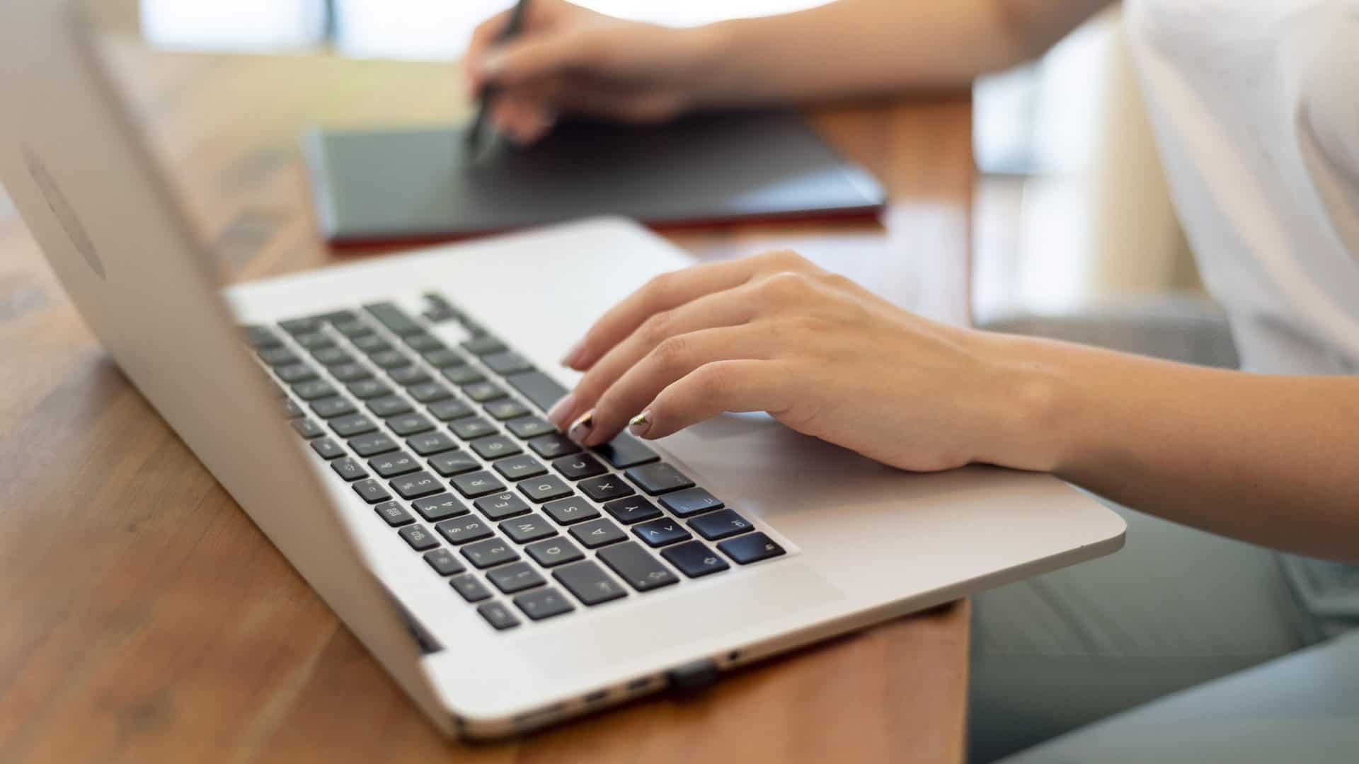 Pessoa utilizando um notebook para fazer a inscrição no concurso do BNDES