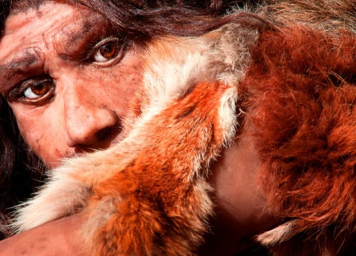 Close em homem neandertal, focado na expressão dos seus olhos