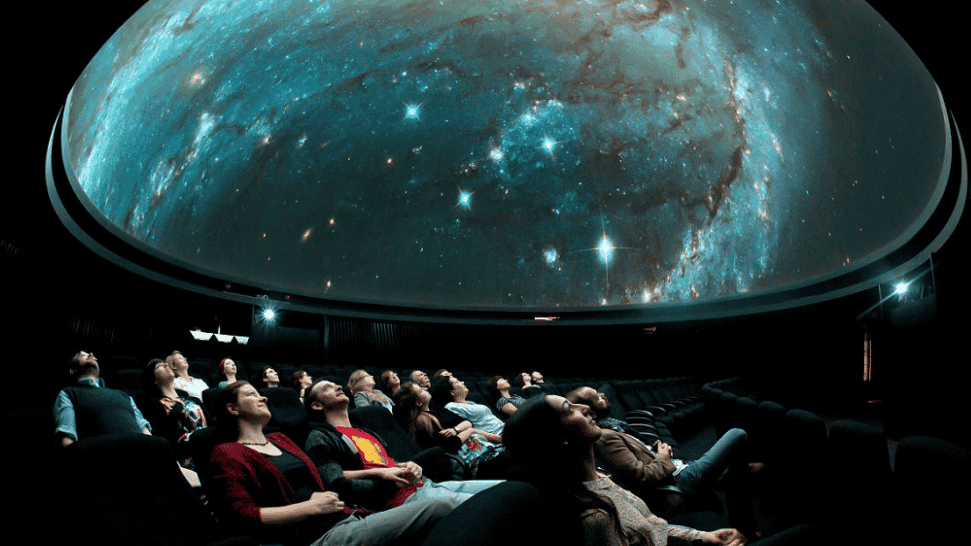 Projecao-do-ceu-na-cupula-de-um-planetario-1920x1080.png