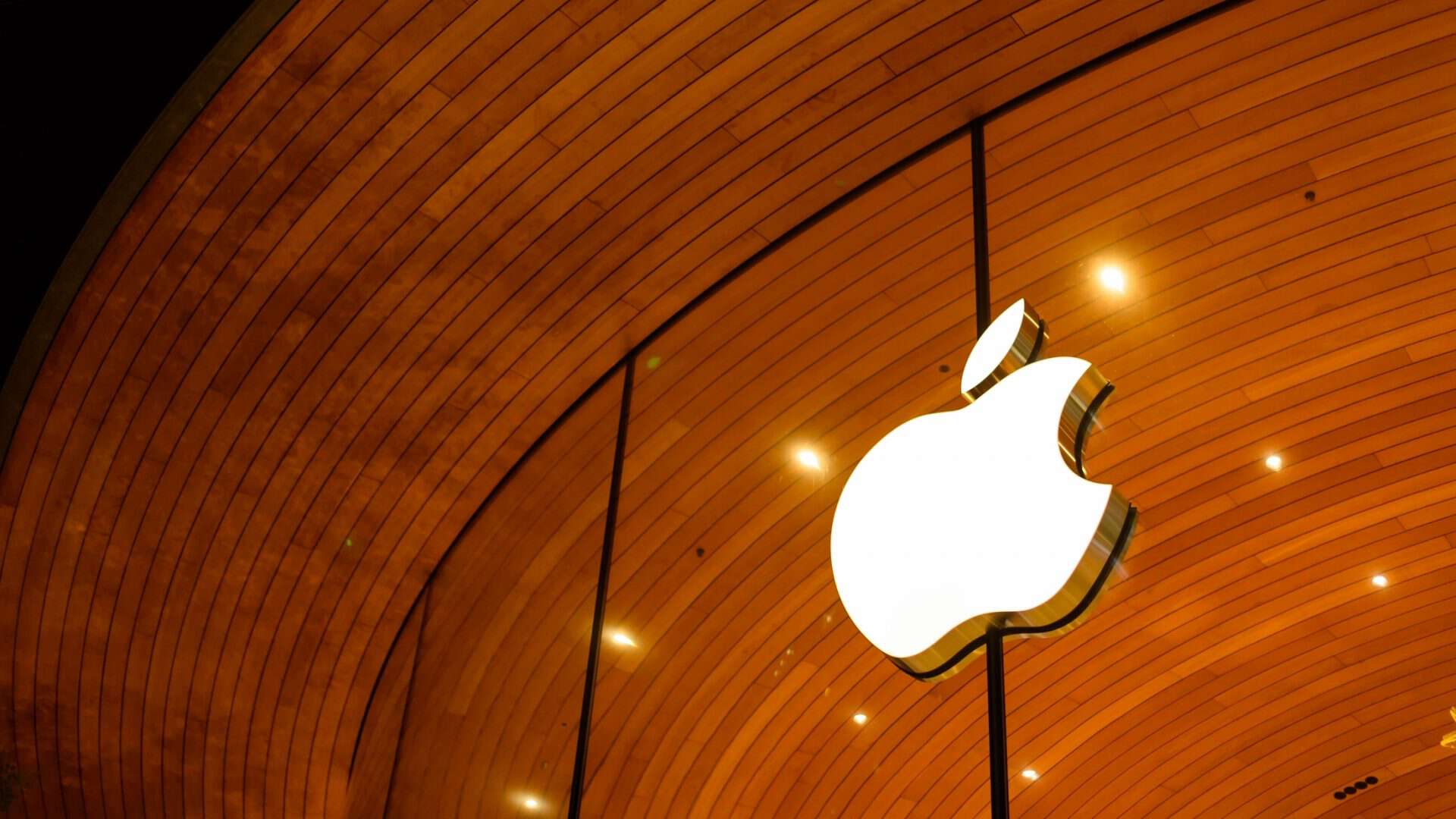Logo da Apple na fachada de uma loja da empresa