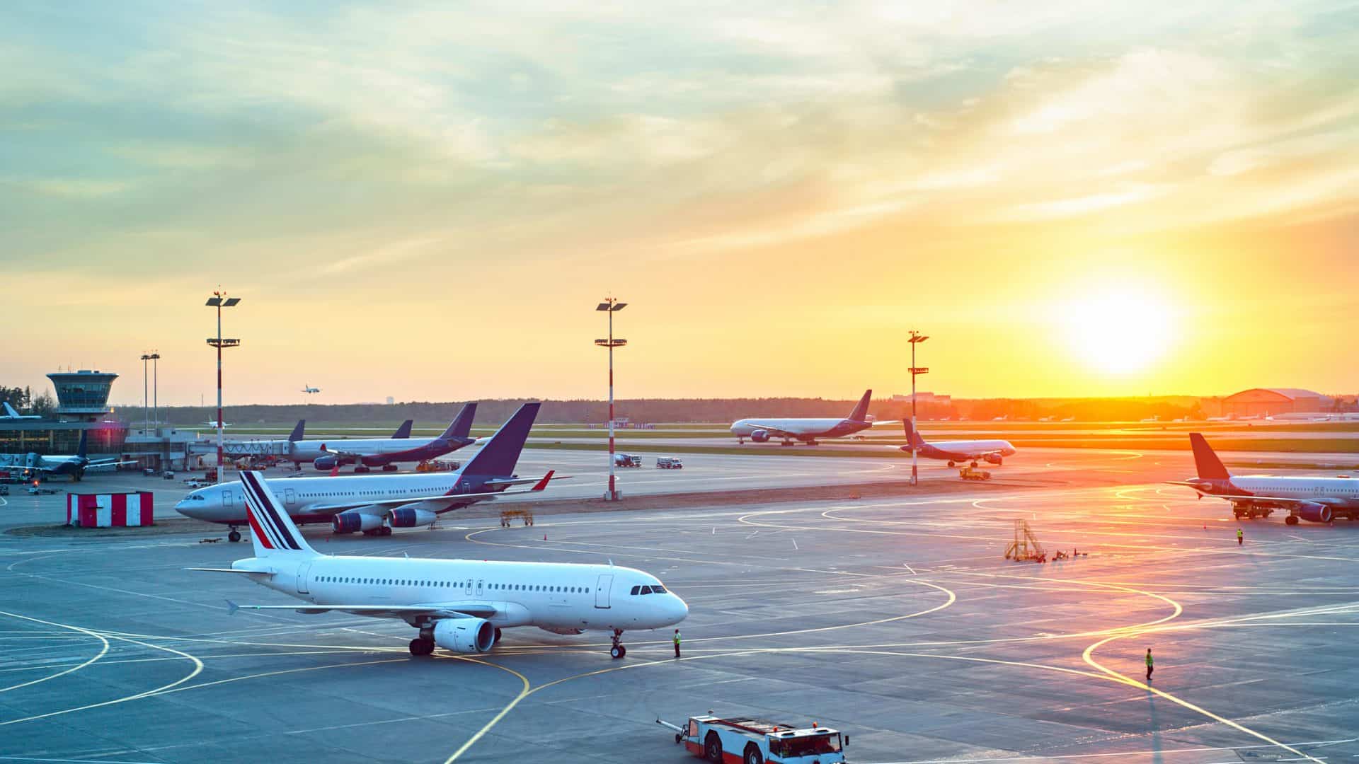 Aviões parados em um aeroporto