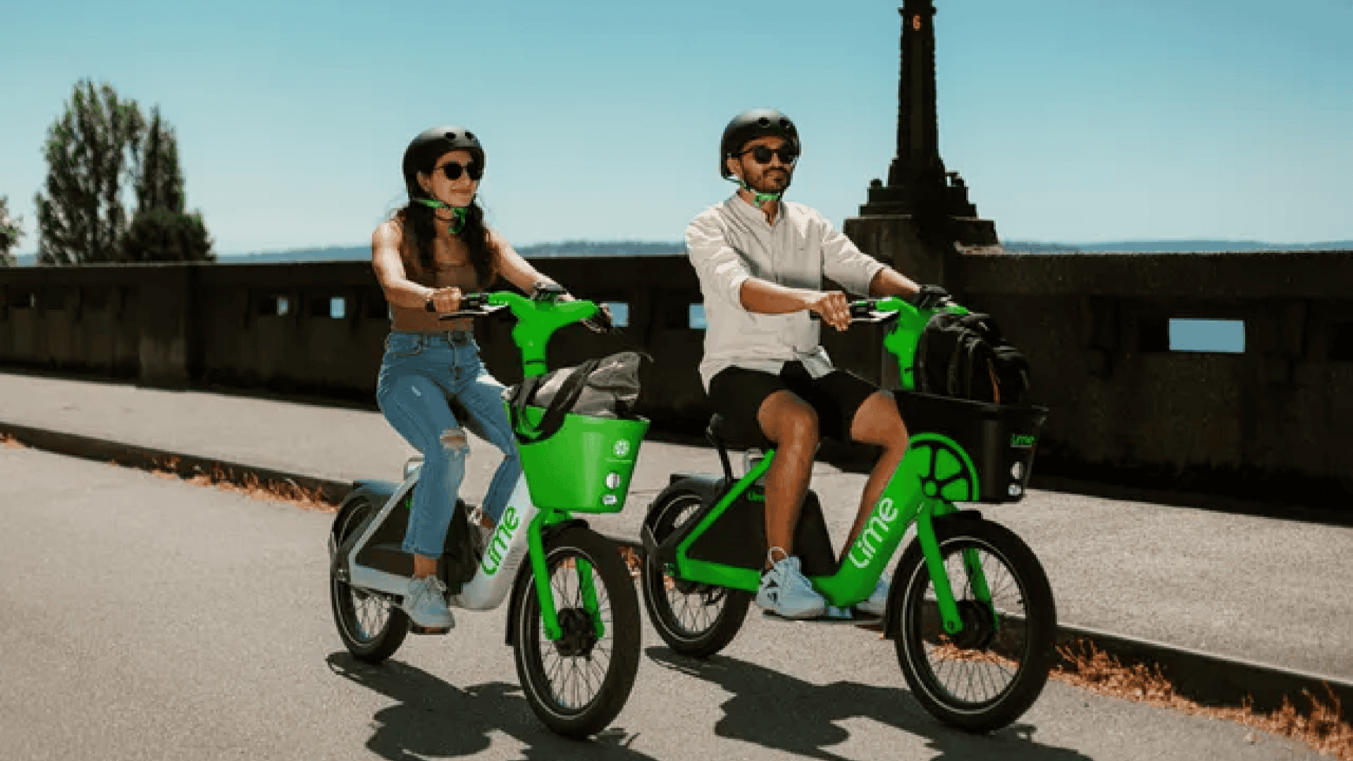 Imagem mostra um homem e uma mulher andando em uma bicicleta elétrica sem pedais