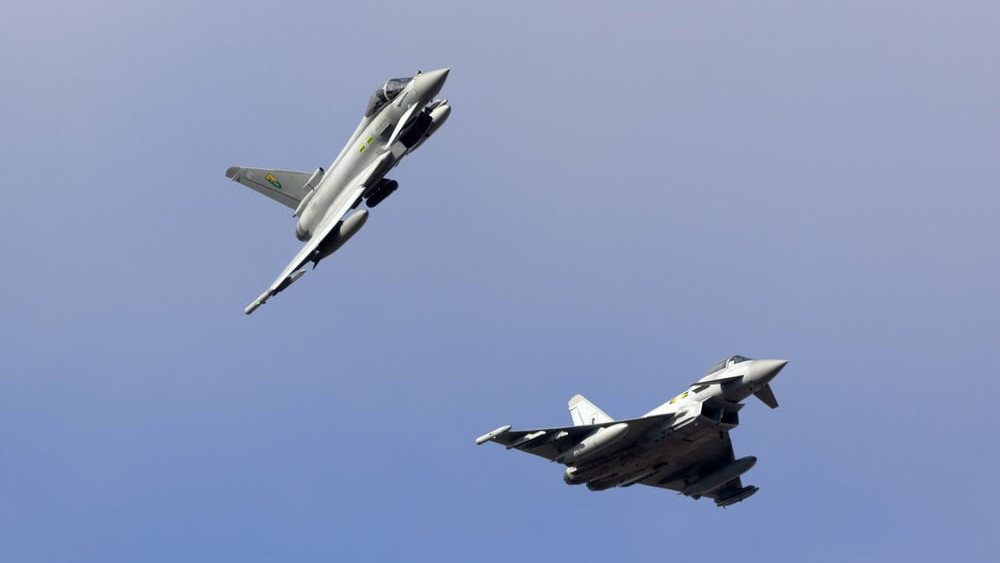 Aviões caça durante manobra no céu