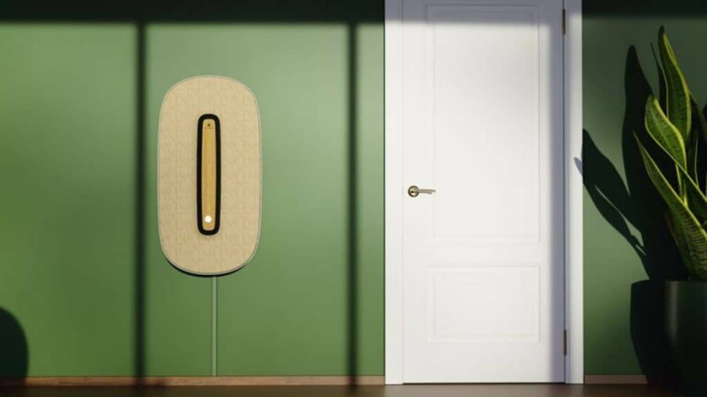 Parte frontal do aparelho em uma parede verde ao lado de uma porta branca
