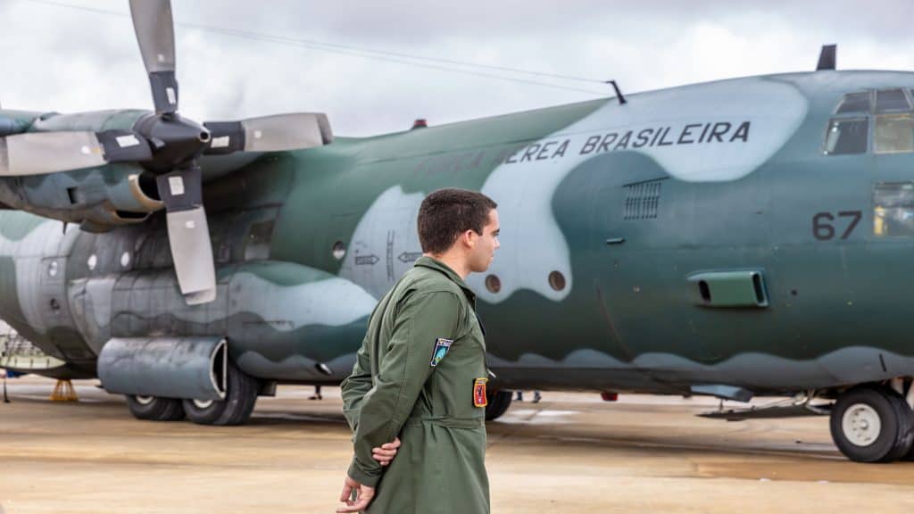 Vitória da Conquista, Bahia / Brasil - Cerca de Maio de 2019: Oficial aeronáutico brasileiro acompanhando pouso em aeronave militar no aeroporto Glauber Rocha em Vitória da Conquista, Bahia.
