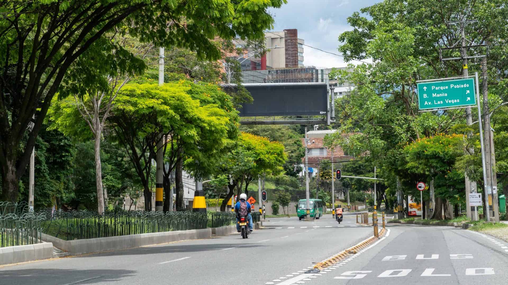 rua com corredores verdes em medellín colômbia