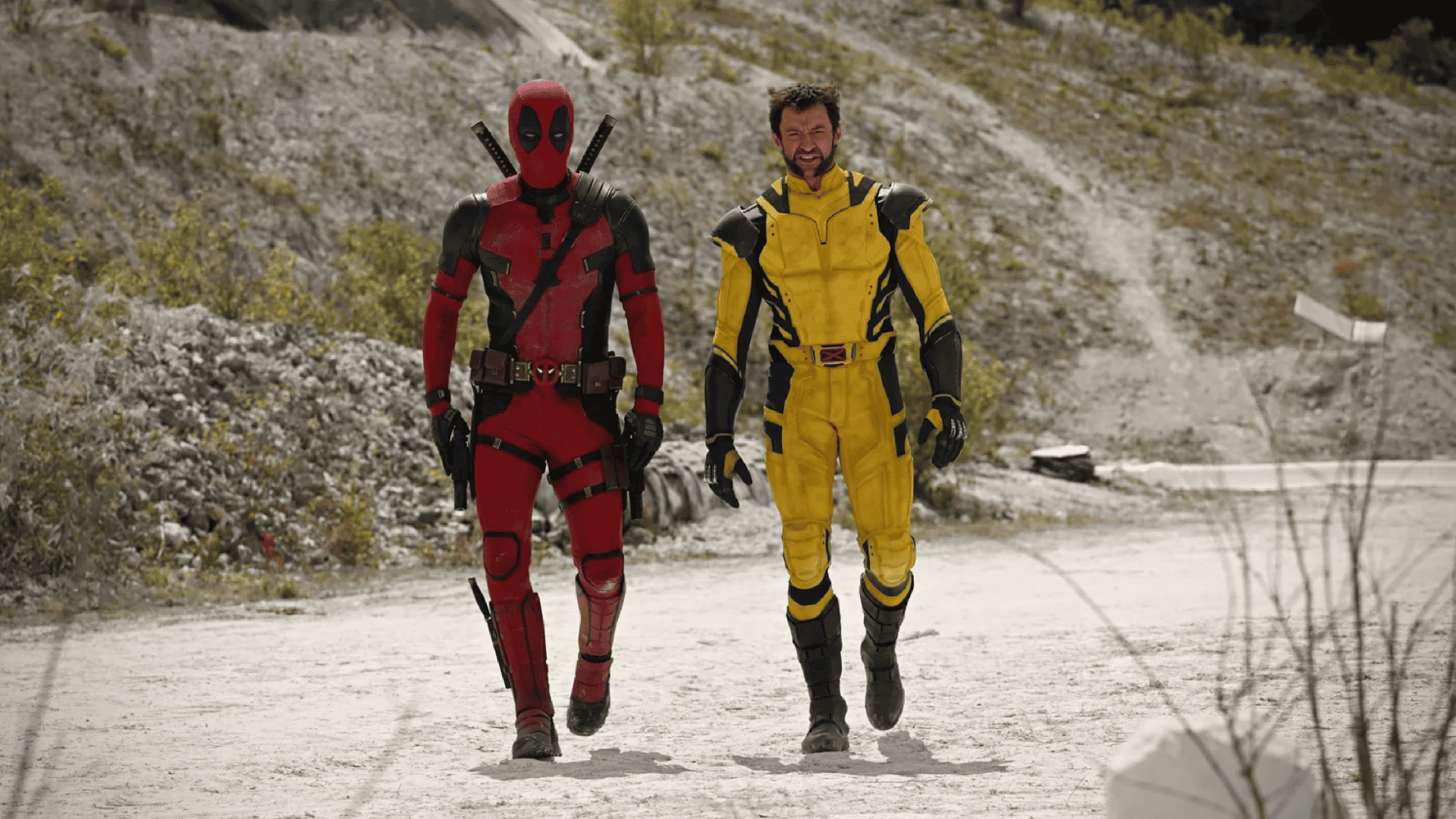 Cena do filme Deadpool & Wolverine, mostrando Deadpool (esquerda) e Wolverine (direita) lado a lado