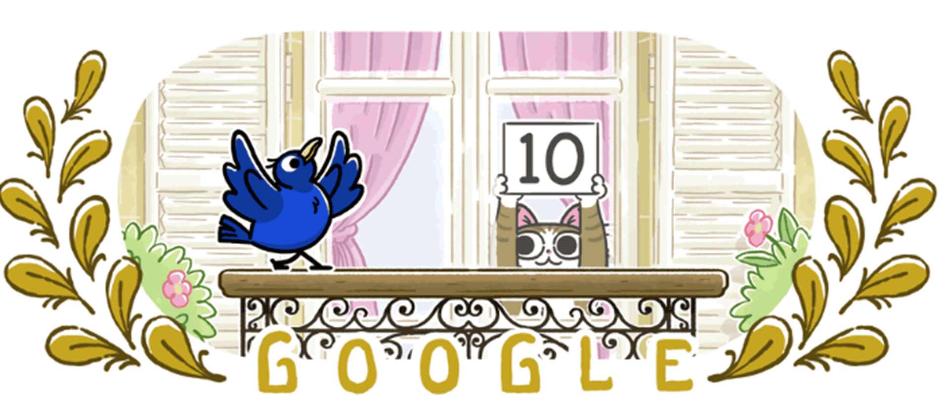 Imagem mostra um pássaro azul pousado no parapeito de uma janea, observando um gato com uma placa exibindo o número 