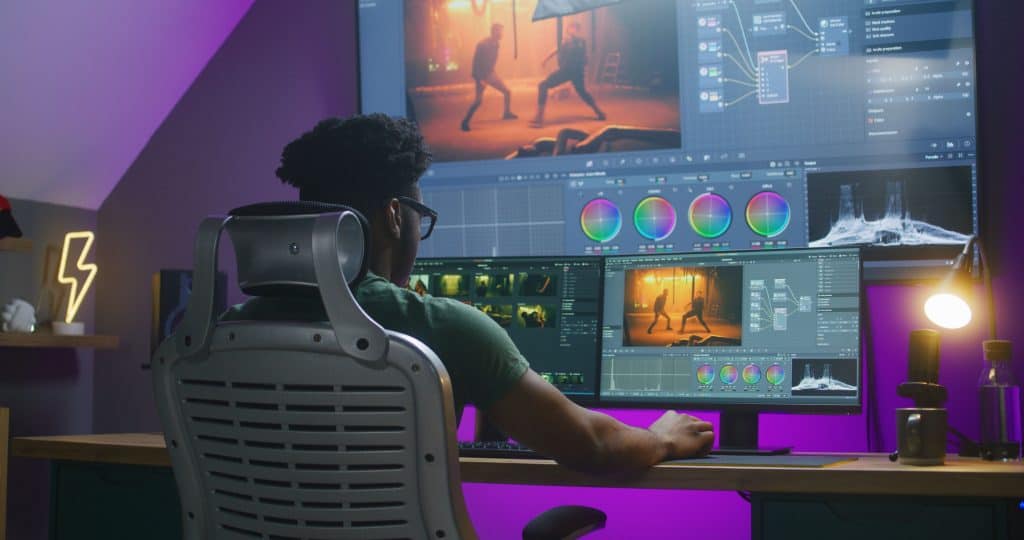 Designer editando arquivos multimídias no PC por meio de software pesados 