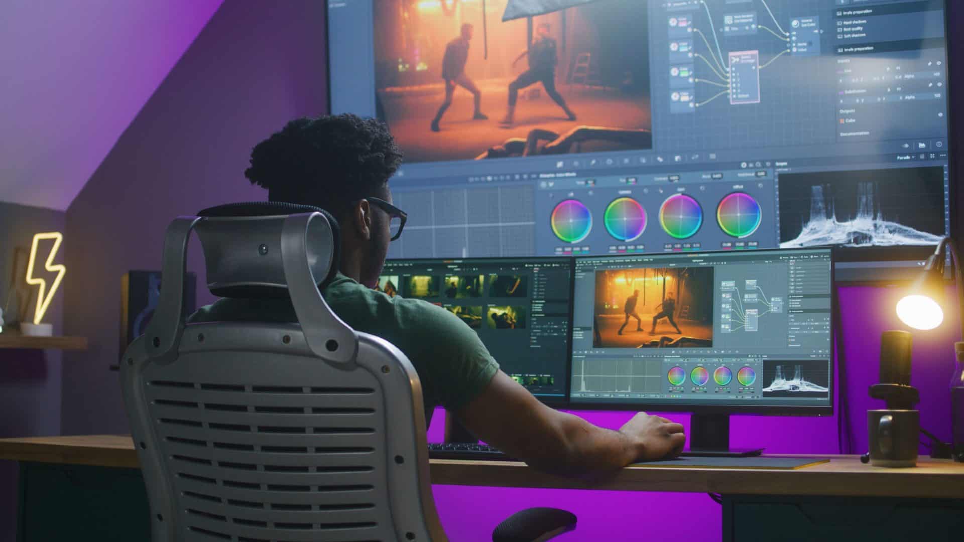 Designer editando arquivos multimídias no PC por meio de software pesados