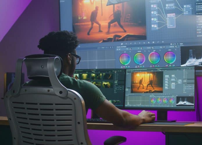Designer editando arquivos multimídias no PC por meio de software pesados