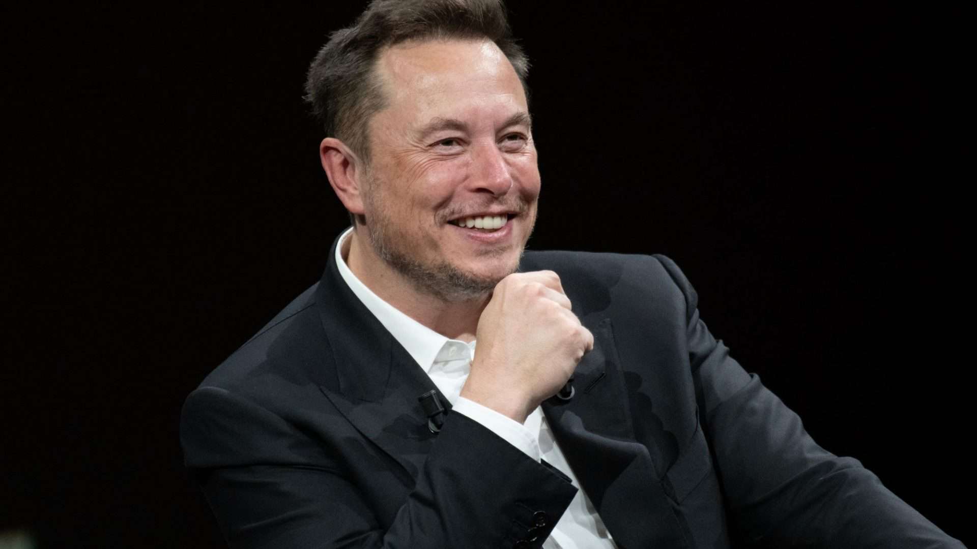 Elon Musk sorrindo