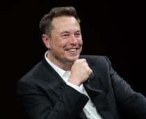 Elon Musk sorrindo