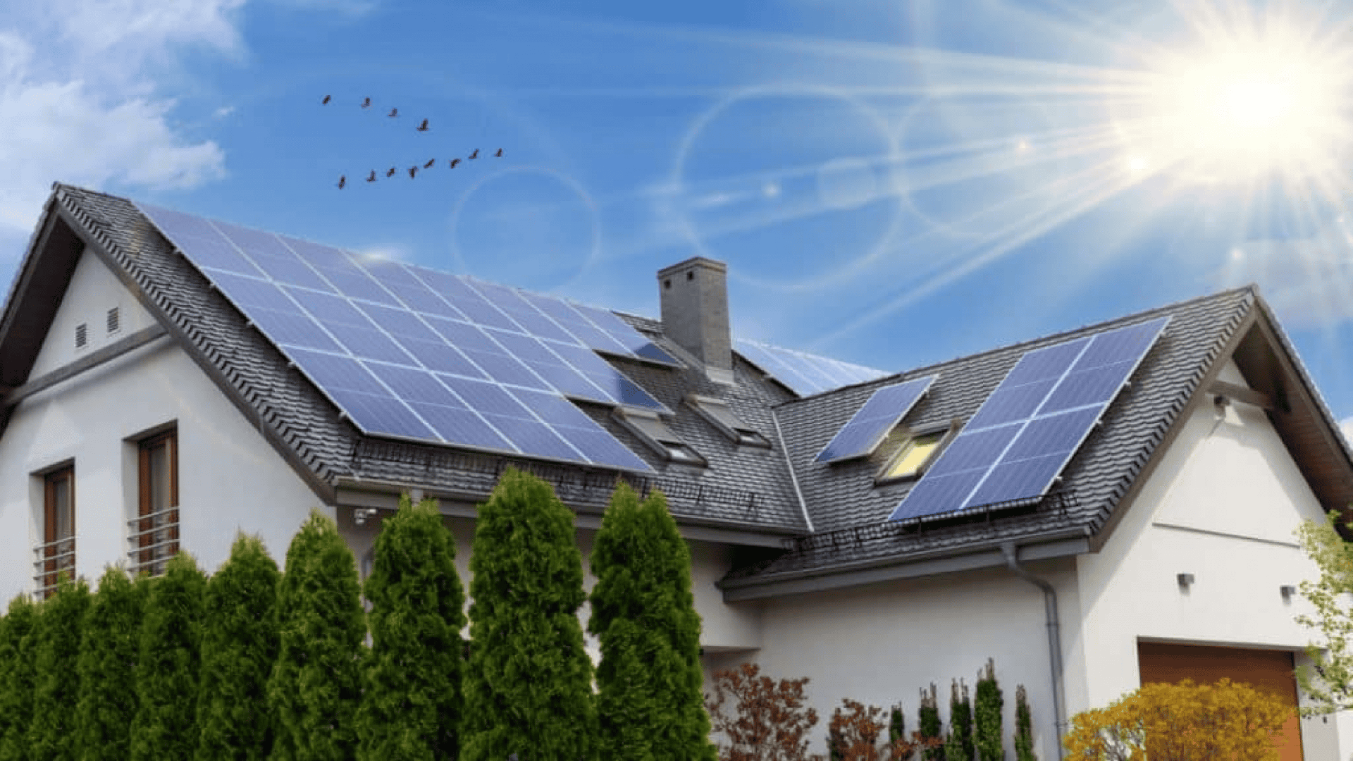 Imagem mostra painéis solares no telhado de uma casa