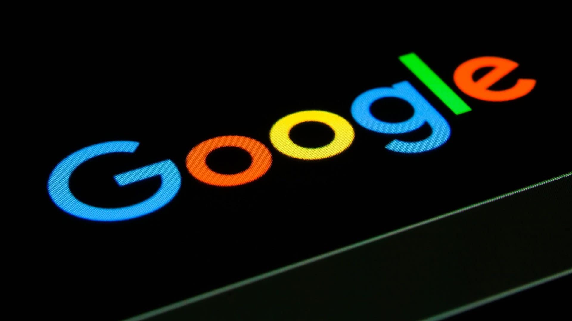 Logo do Google na diagonal em fundo preto