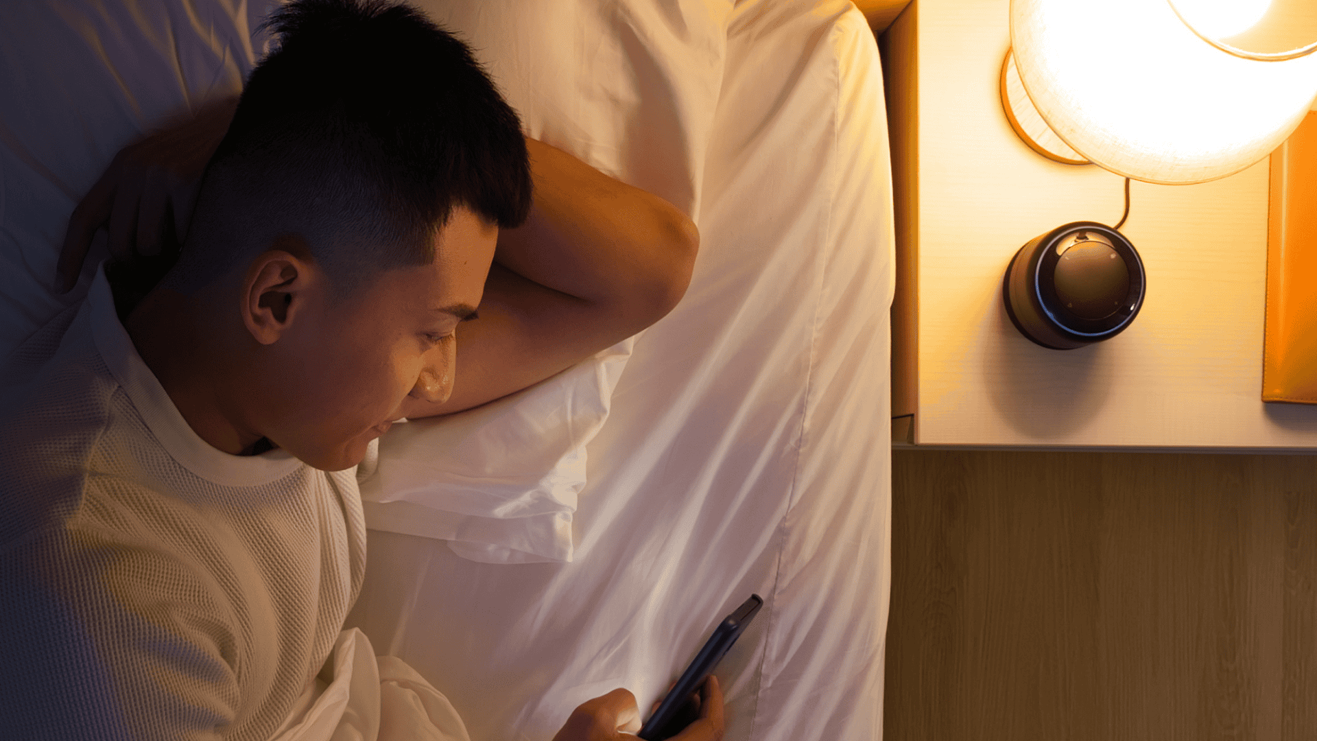 homem-mexendo-no-celular-antes-de-dormir-1920x1080.png