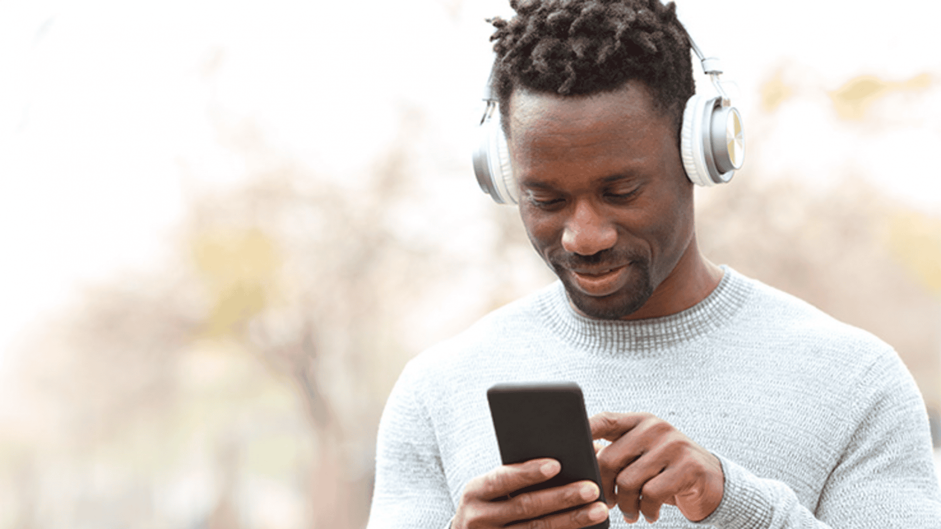Homem ouvindo música no celular