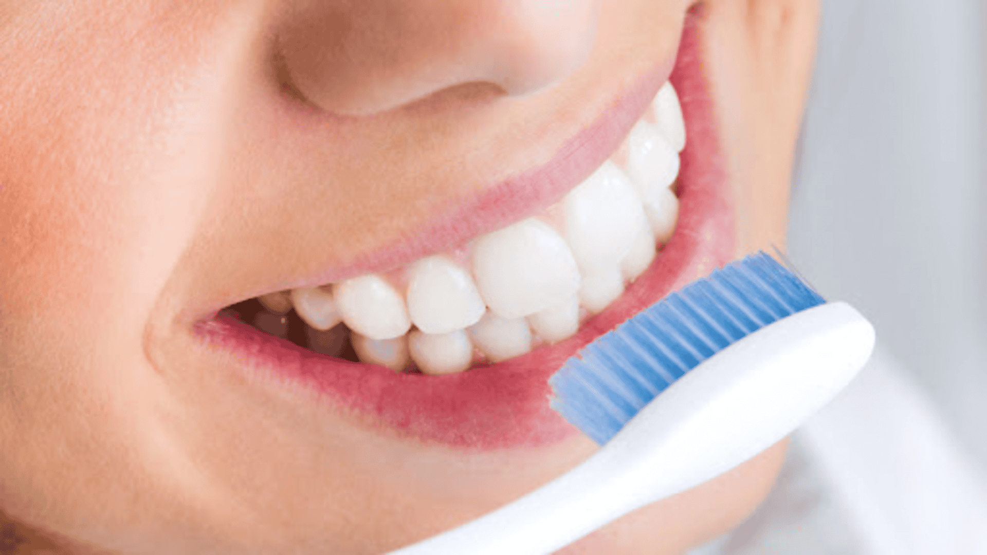Pessoa escovando dentes