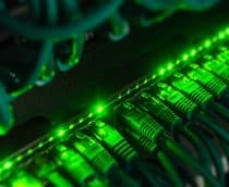 Vários cabos de internet conectados a um roteador