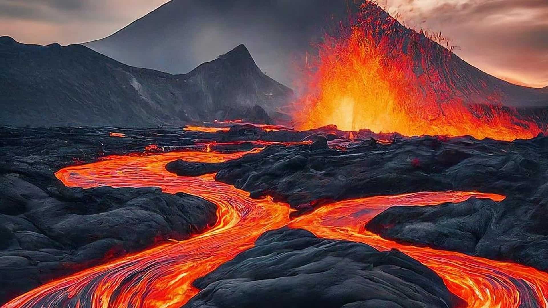 Lava descendo por vulcão