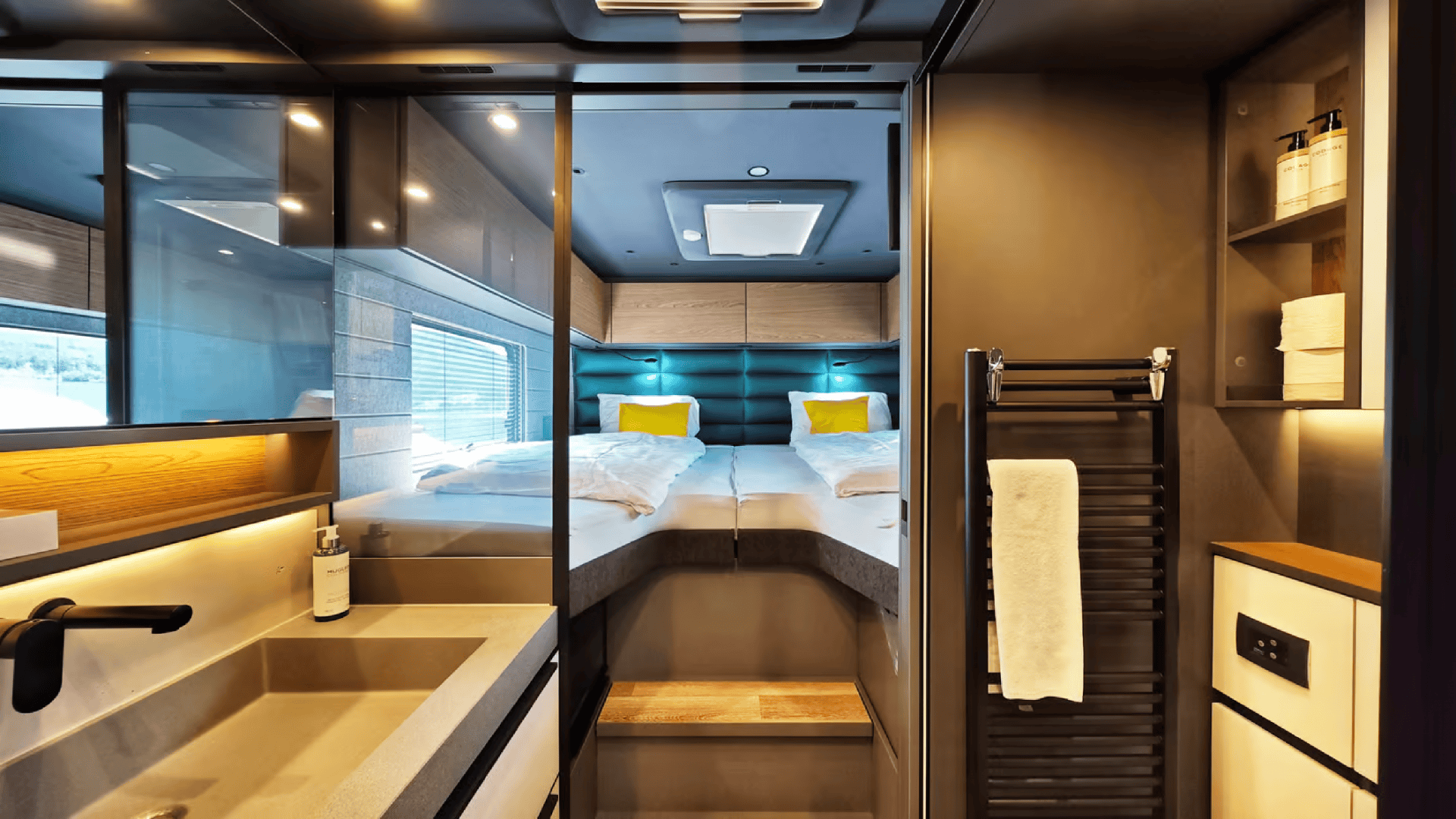 Imagem mostra o interior do trailer da Mercedes-Benz