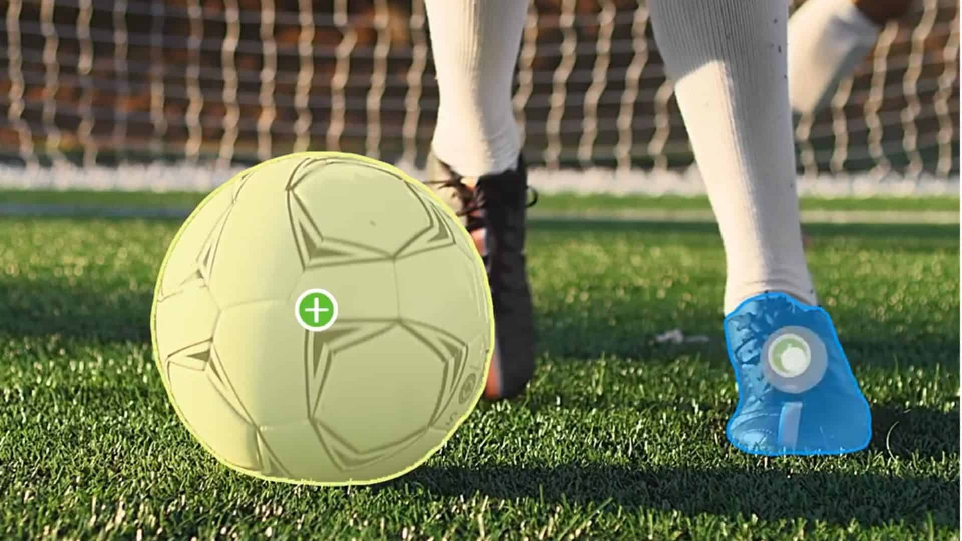 Imagem das pernas de um jogador de futebol, com uma bola à sua frente e o gol no fundo; a bola e um dos pés do jogador foram selecionados